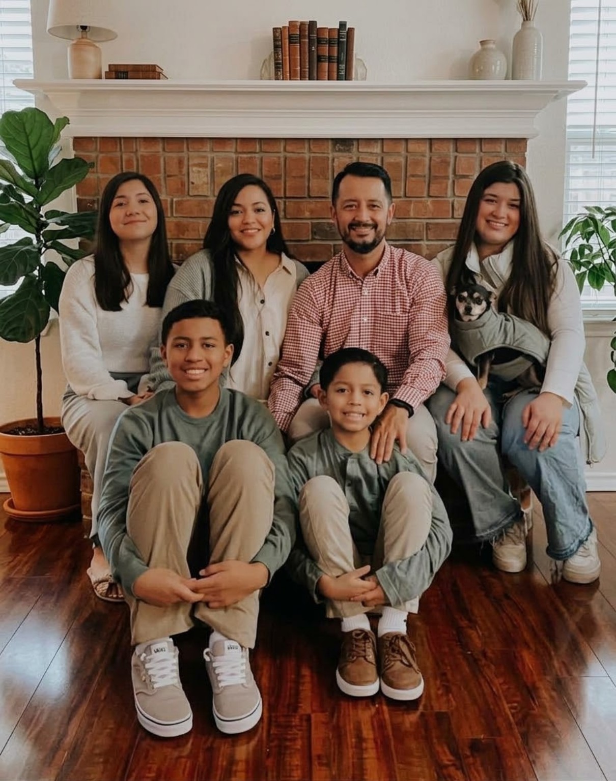 Juan Gil junto a su familia, reunidos frente a una chimenea